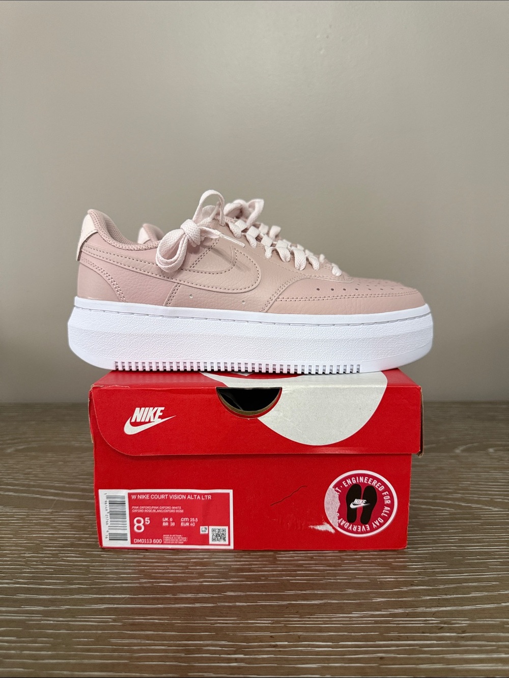 NIB Nike women’s Platform Sneakers in Light Pink and White